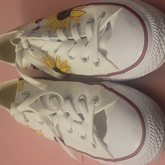 Hand painted Converse - Picture 2 of 4
